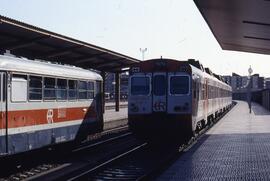 Automotor diésel RENFE de la serie 593, también conocido como "camello", detenido en la...