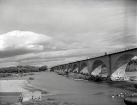 Puente de hormigón sobre el Ebro del km 95,354 de la línea de Zaragoza a Alsasua, situado dentro ...