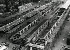 Interior del edificio nº 1, nave 2. Vías de montaje de tren articulado de viajeros y coche de via...