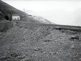 Puente de Matarredonda, situado en el km 62,039, de la línea de León a Gijón, dentro del término ...