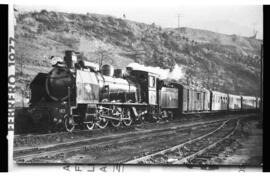 Reproducción de una imagen de una composición de tren del Ferrocarril de La Robla, formada por un...