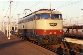Locomotora eléctrica E 444 - 010 de Ferrovie dello Stato (FS) en la estación de Milán - Greco Pir...