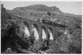 Composión de locomotora eléctrica y coches de viajeros del Ferrocarril de Sóller, atravesando un ...