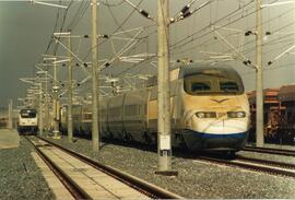 Locomotora eléctrica 252 - 002 - 1 de RENFE junto a una composición AVE serie 100, remolcada por ...