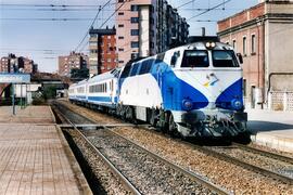 Locomotora diésel - eléctrica 333 - 074 de RENFE, fabricada por MACOSA y pintada en  blanco y azu...