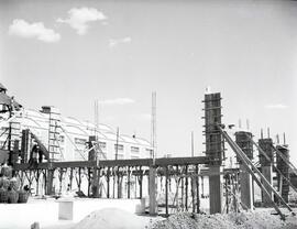 Construcción del nuevo depósito de automotores de la estación de Madrid - Cerro Negro de la línea...