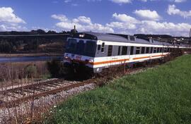 Tren Regional Diésel (TRD) serie 593 de RENFE de la línea de Ferrol a La Coruña, y circulando por...