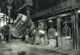 Trabajo del acero en la fábrica metalúrgica de Sagunto