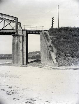 Puente metálico de tres tramos con vigas en cruz de San Andrés sobre la Ría de Eume, en el km 23/...