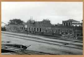 Vista del lado de las vías la construcción del nuevo edificio de viajeros de la estación de Fuent...