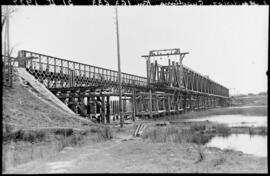 Sustitución de puentes metálicos. Preparando el corrimiento. Montaje del puente nuevo. Línea Madr...