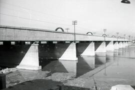 Sustitución del antiguo puente metálico sobre el río Guadiana. Línea de Mérida a Los Rosales (Sev...