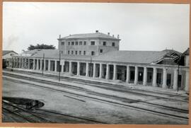 Vista del lado de las vías la construcción del nuevo edificio de viajeros de la estación de Fuent...