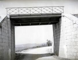 Paso inferior de la carretera de Cabra a Baena, situado en el km 39/451 de la línea de Puente Gen...