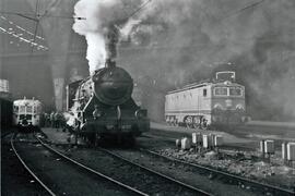 Locomotora de vapor 241-2077 (serie RENFE 241-2001 a 2095) con gran penacho de humo, en otra vía ...
