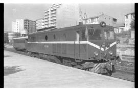 Locomotora diésel nº 1160 del Ferrocarril de La Robla, detenida en la estación de León de la línea