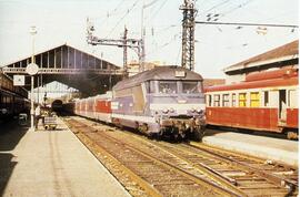[En el reverso, el texto]: Núm. 7. El Catalán - Talgo en Narbona (Francia), remolcado por una loc...