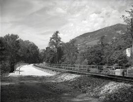 Puente de hormigón Las Caldas sobre el río Besaya, en el km 479,297,25 de la línea de Venta de Ba...