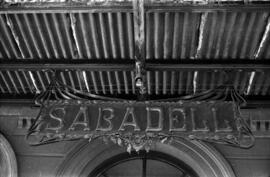 Rotulación de la estación de Sabadell en estilo Art Decó