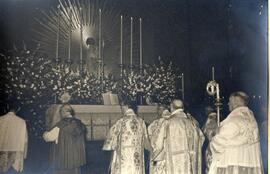 Celebración de la misa en el interior de la iglesia gótica de Santa María del Mar en Barcelona