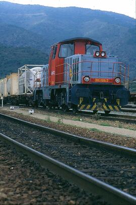 Vista frontal y general de la locomotora de maniobras diésel eléctrica 311 - 126 - 7 empujando un...