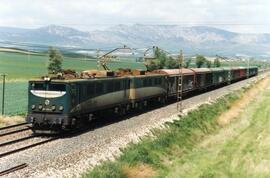 Locomotora eléctrica Tandem 289 - 101 de la serie 289 - 101 a 109 de RENFE remolcando una composi...