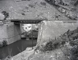 Puente metálico de un tramo y 33 m sobre el arroyo de Despeñaperros, con vigas tipo Cruz de San A...