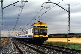 Electrotrenes serie 444, construidos por Construcciones y Auxiliar de Ferrocarriles (CAF) y Mater...