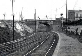 Paso superior en la estación de Barcelona - San Andrés Condal, de la línea de Barcelona a Portbou...