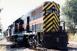 Vista de la locomotora diesel IAIS-602 (GP38), de la Compañía Iowa Interstate, apartada en Peoria...