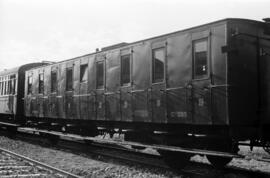Coche de viajeros de 3ª clase C hv 1185 de RENFE, de dos ejes y estribo corrido, en la estación d...