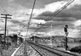 Doble vía electrificada en el p. k. 127,500 de la línea de Barcelona a Cerbère, en el trayecto en...