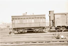 Coche de viajeros de ejes de RENFE SA-223 en las vías exteriores de la estación de Madrid - Delicias