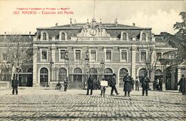 Vista general de la fachada del edificio de viajeros de la estación del Norte de Madrid, que corr...