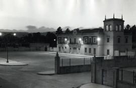 Vista al anochecer del edificio de viajeros y los patios de la estación de Carballino iluminados,...