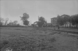 Vía que traspasa un poblado sin identificar de la línea de los Ferrocarriles de Langreo (Gijón a ...