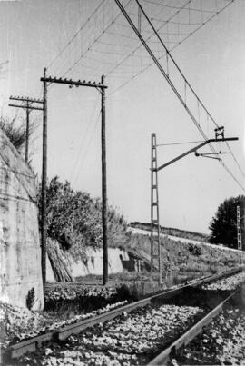 Detalle del cruce de líneas telefónicas y catenaria, trayecto de San Pol a Calella