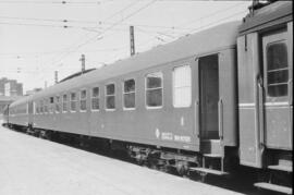 Coche de viajeros de 2ª clase BB 8703 de la serie BB 8501 a 8945 de RENFE, formando parte de una ...