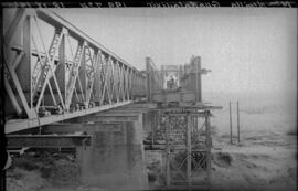 Puente sobre el Guadalquivir en el km 199,724 de la línea de Mérida a Sevilla, entre los términos...