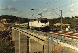 Locomotora eléctrica 252 - 003 - 9 de RENFE, remolcando una composición de Talgo Pendular, circul...