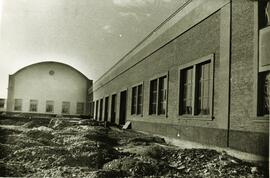 Fachada de las naves de reparación limitada y diaria del depósito de tracción eléctrica de León, ...