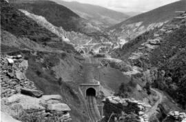 Vista panorámica de la vía en el trayecto de Planoles a Toses de la línea de Ripoll a Puigcerdà