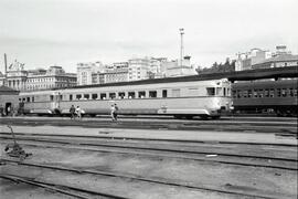 Automotor diésel TAF de la serie 595 de RENFE, con viajeros en su interior y numeración 852, en l...