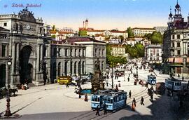 Vista de parte de la fachada principal de la estación central de Zúrich