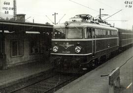 Locomotora eléctrica 1042.548 BB pintada en rojo de los Österreichische Bundesbahnen (ÖBB), remol...