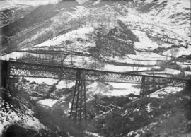 Viaducto del Parana de la línea de León a Gijón, en el km 92,975, dentro del término de Lena y en...