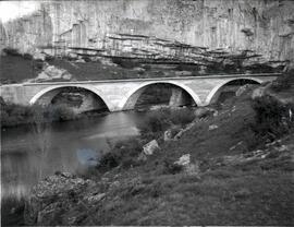 Puente de hormigón del km 389,834 de la línea de Venta de Baños a Santander, sobre el río Pisuerg...