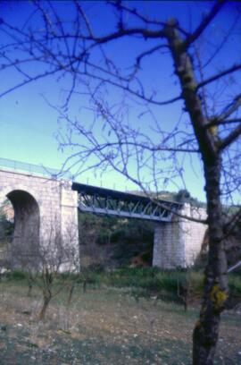 Puente metálico en la línea Madrid - Valencia