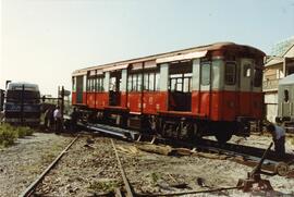 Descarga de coches de Metro de Madrid en las vías exteriores de la estación de Madrid - Delicias,...