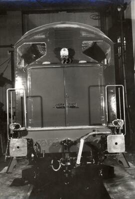 Vista frontal de una locomotora diésel - eléctrica de maniobras de la serie 10301 a 10320 de RENF...
